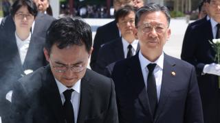 정성호 법무·검찰 간부, 5·18묘지 첫 참배…"거듭날 것"
