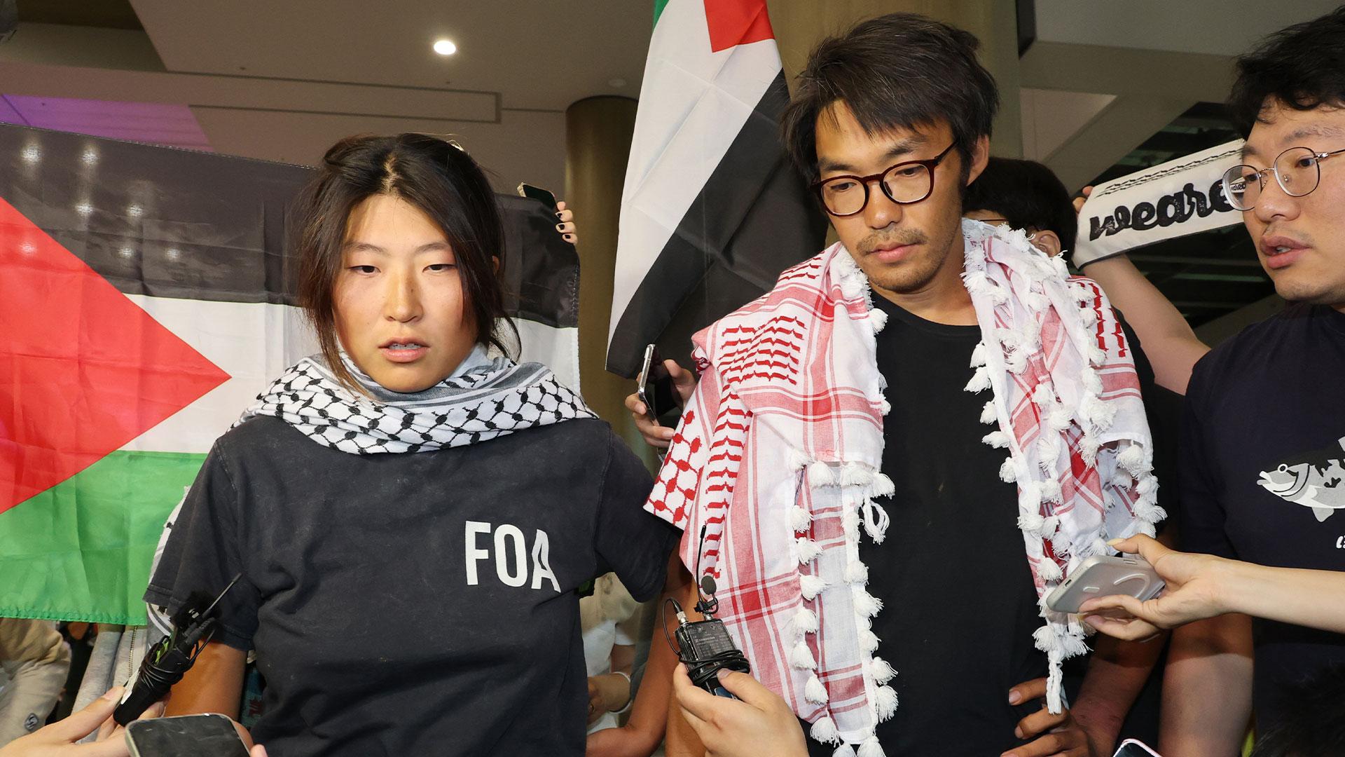 석방 활동가 2명 귀국…