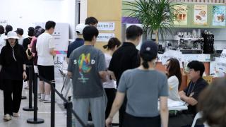 사전투표 반영 오후 1시 투표율 46.0%…전국 곳곳 투표 행렬