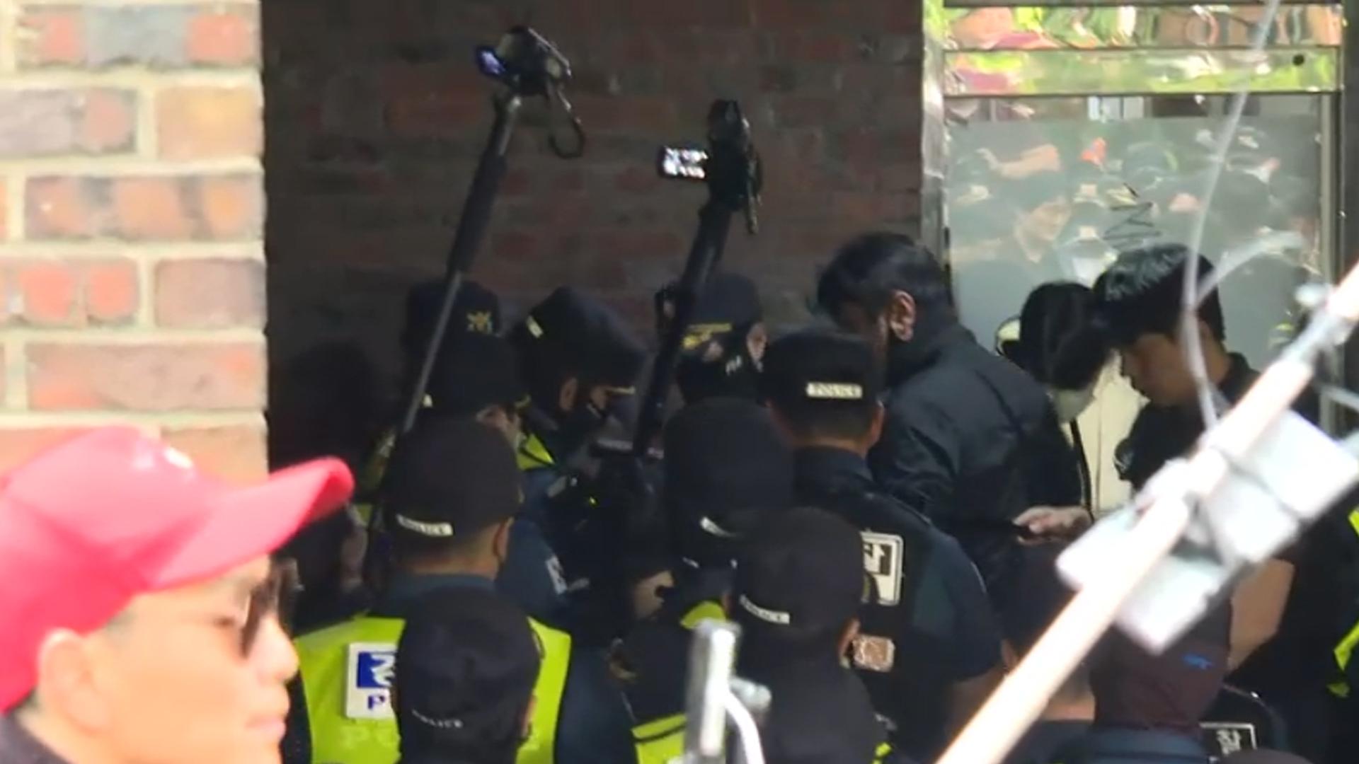 [속보] 경찰, 투표소 뒷문서 버티는 시위대 수십명 끌어내