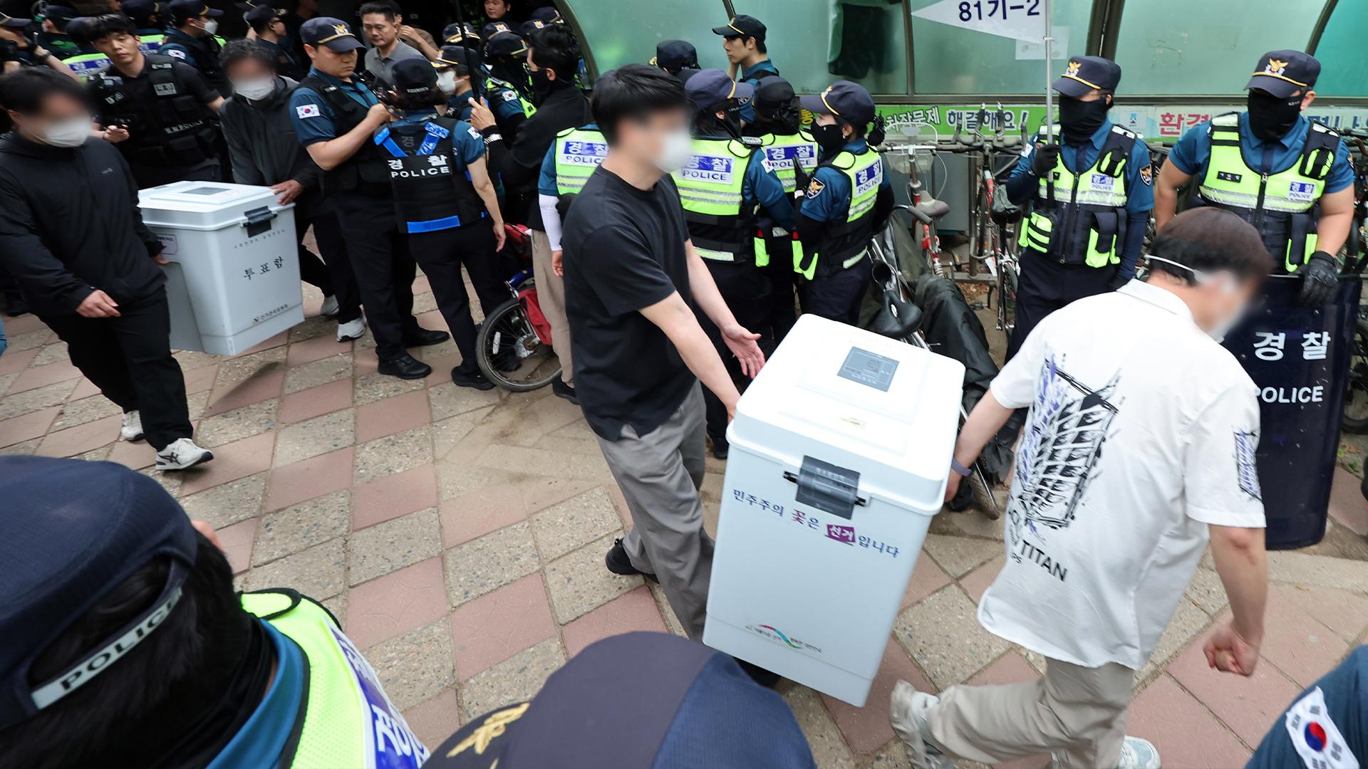 경찰 기동대 투입해 투표함 반출…시위대 해산