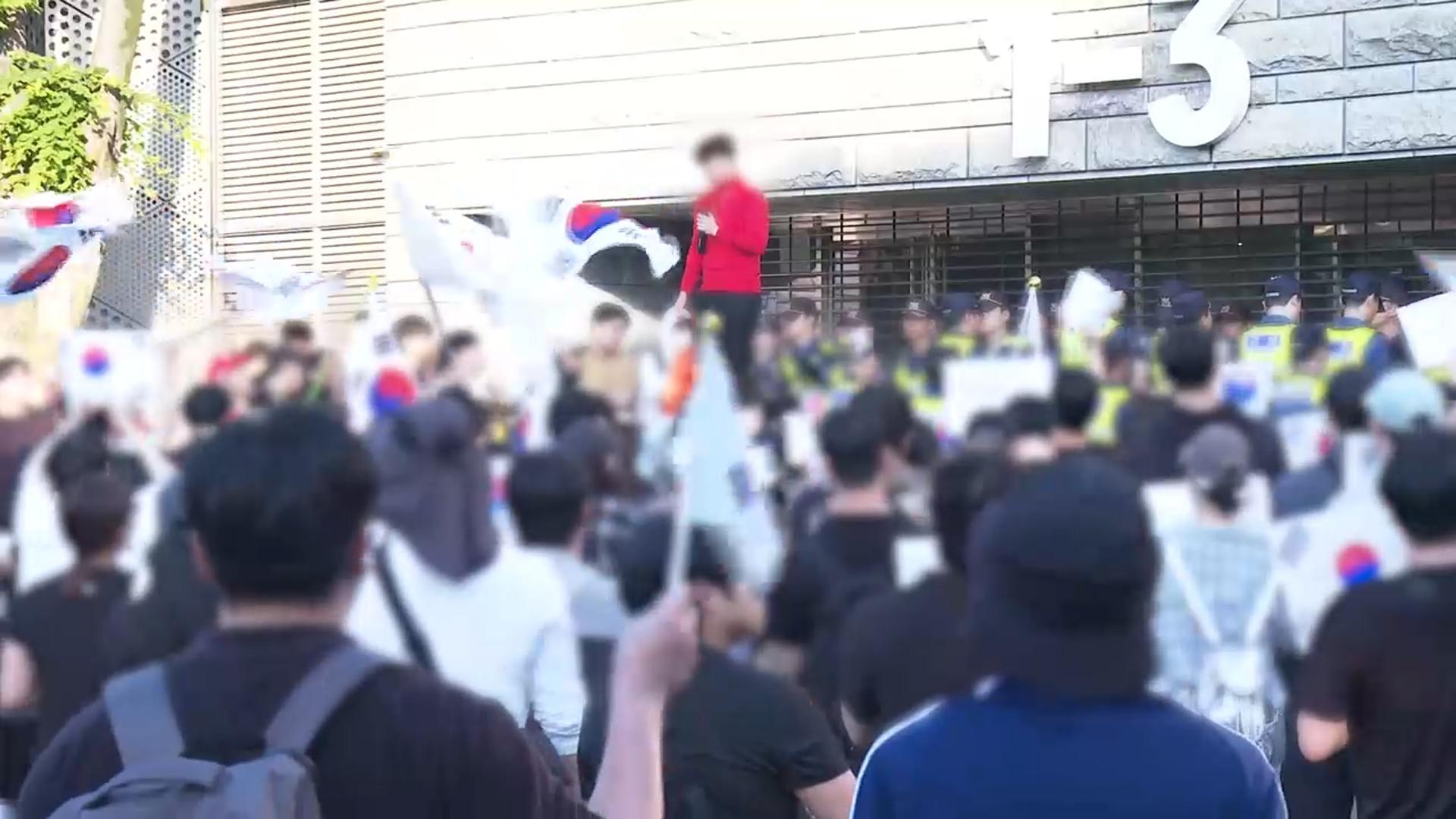 밤새 개표소 봉쇄…시위대 수천명대로 늘어