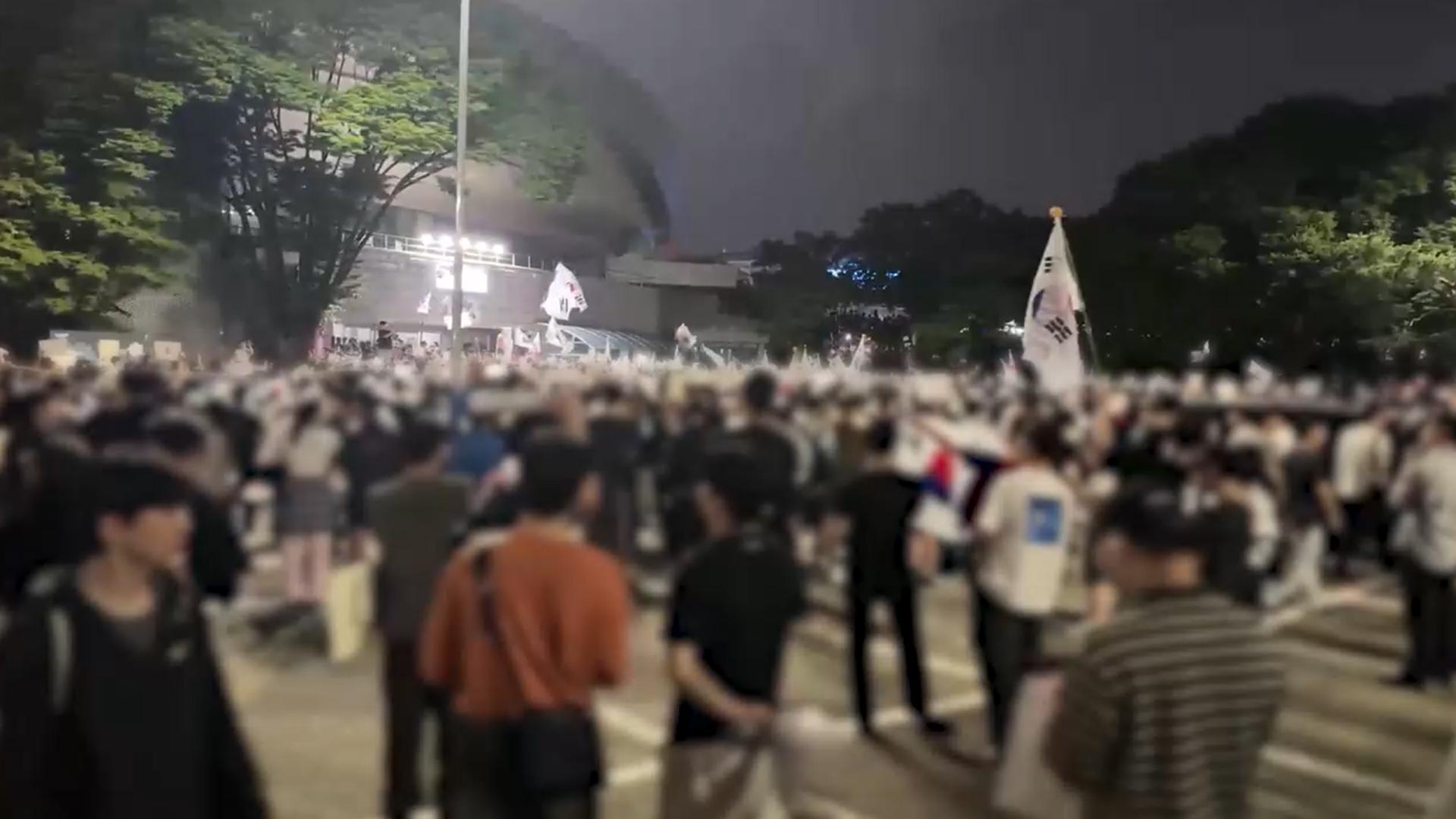 잠실 투표소 시위 나흘째로…새벽에도 수천명 모여