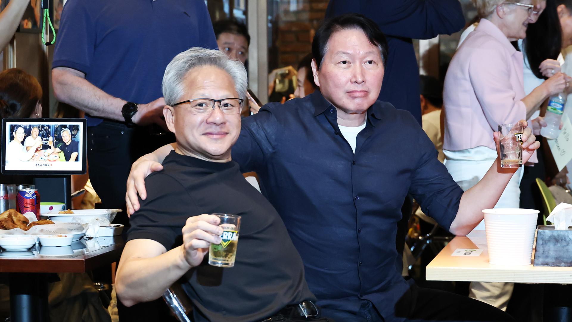 젠슨 황, 최태원과 '깐부 러브샷'…AI 동맹 구축 속도