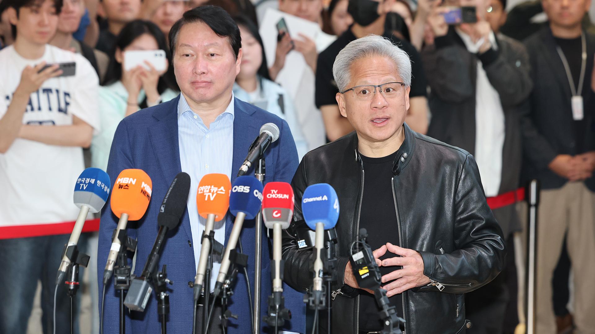 [현장연결] SK 본사 찾은 젠슨 황…최태원과 양사 협력 발표