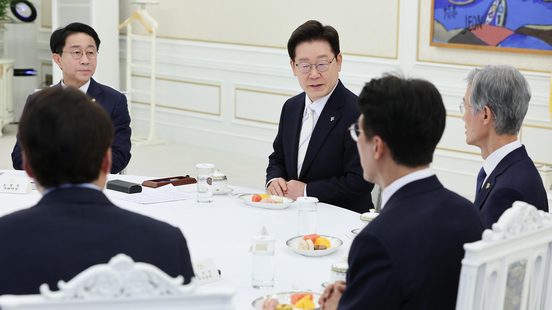 이 대통령, 4부요인 회동…"입 열개라도 할 말 없어"