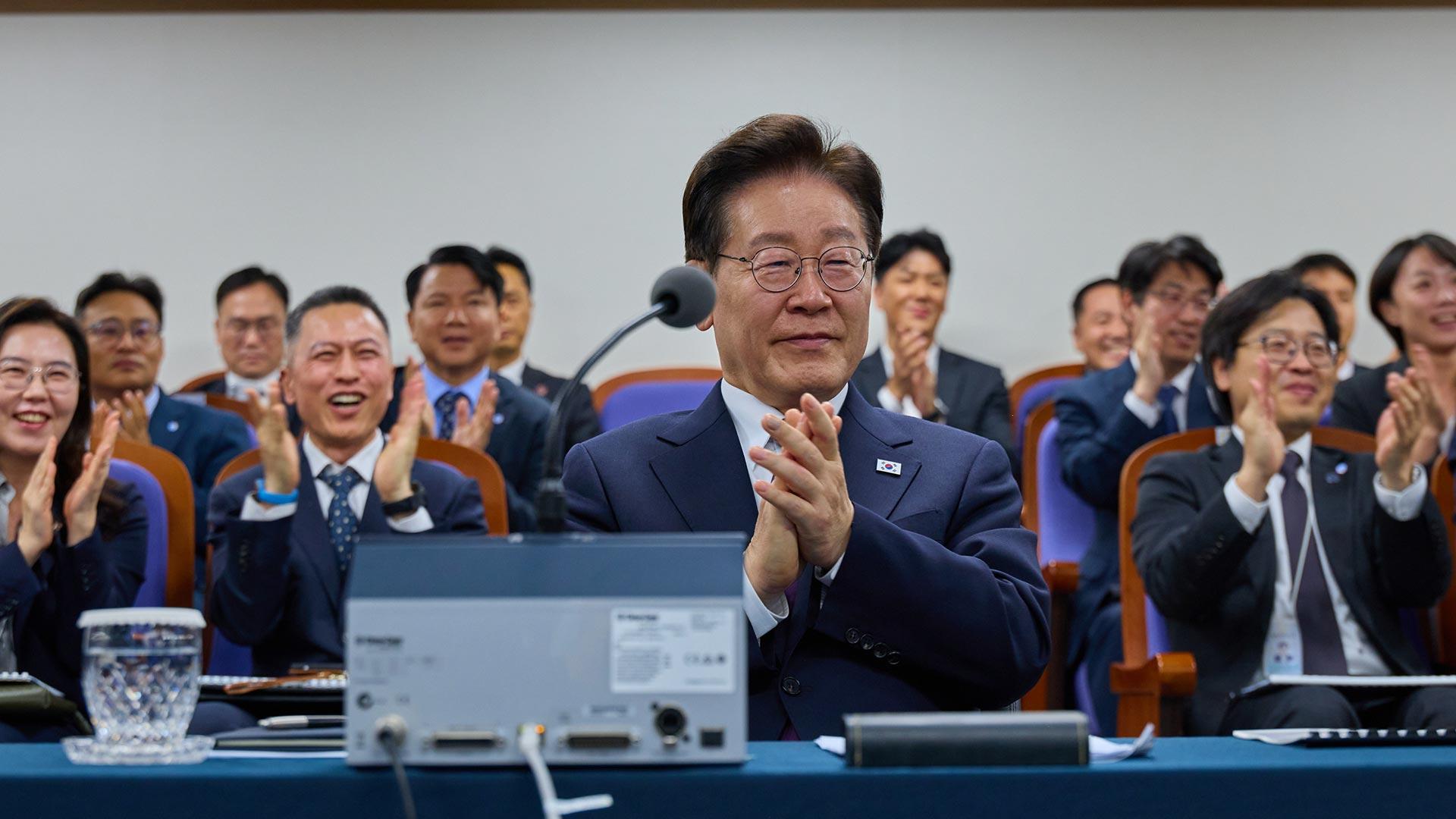 President Lee Jae-myung inspects hypersonic glide vehicle and Hyunmoo-5