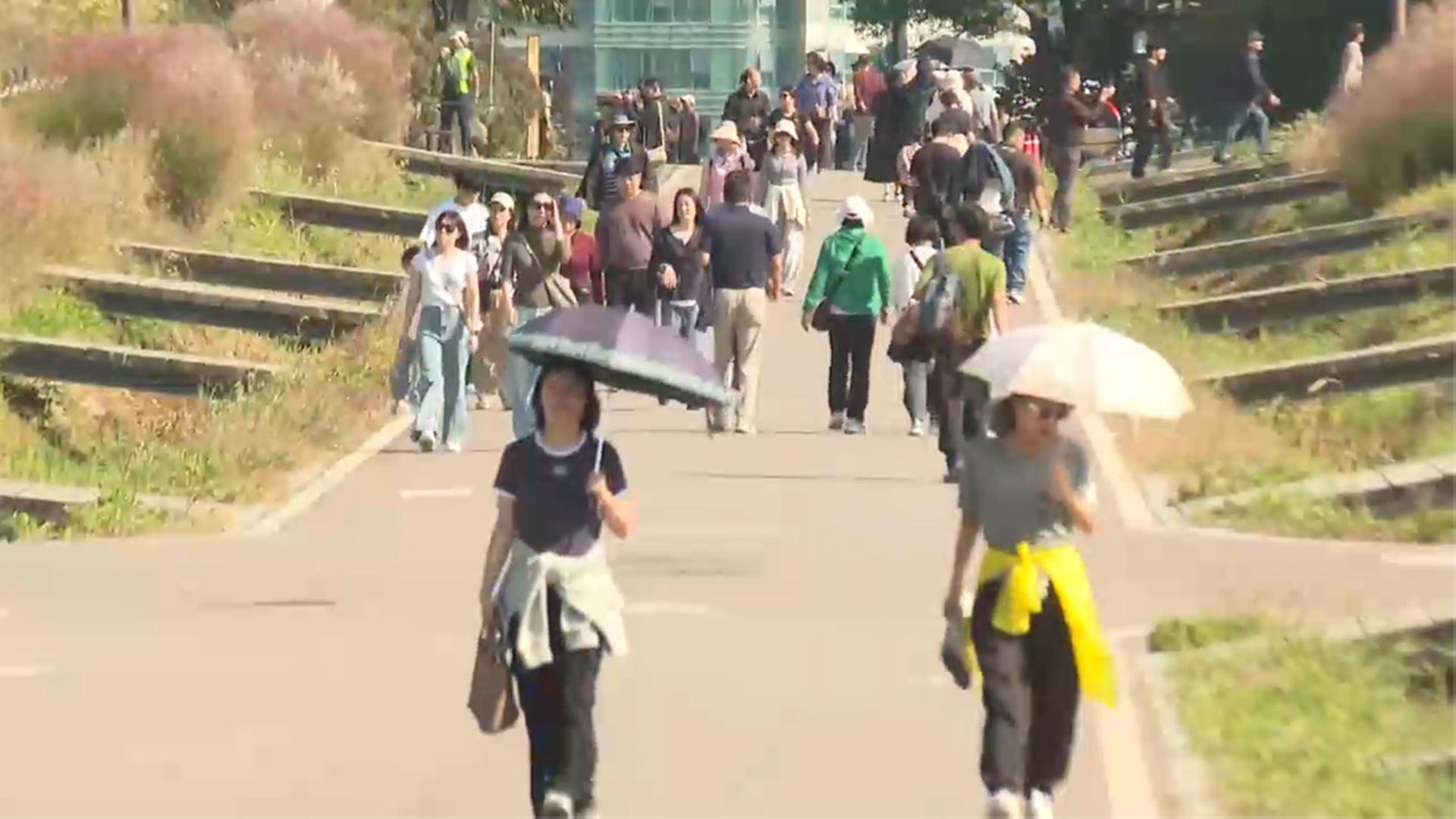 South Korea’s October heat gives way to rain and a sharp temperature drop